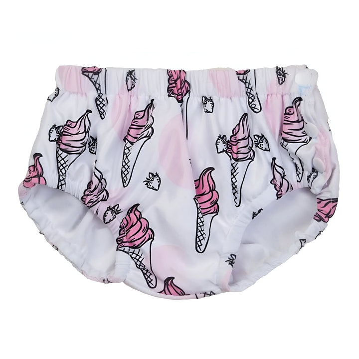 Image en gros plan d'un tissu blanc à motifs de cornets de glace roses et de fraises noires. Détails de couture visibles. Idéal pour enfant ou thème estival.