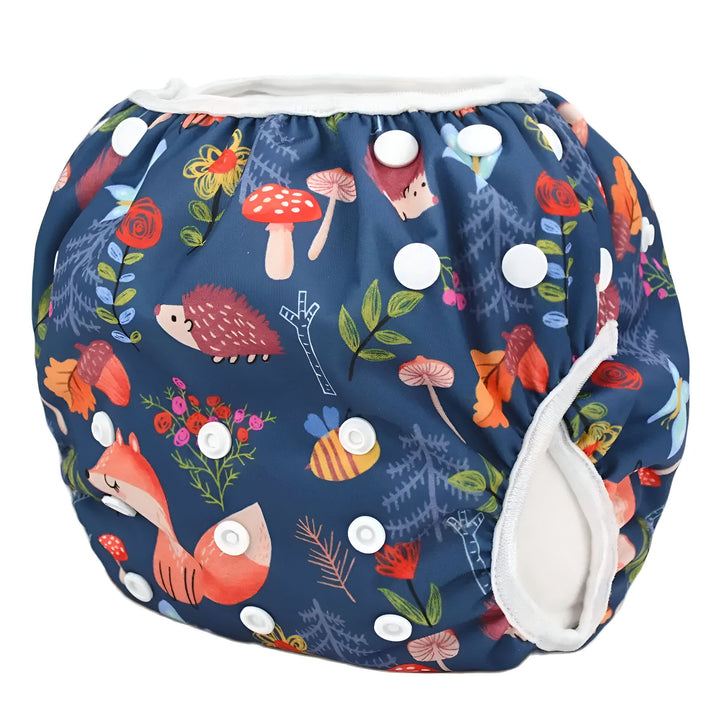 Couche lavable avec motifs forêt : renard, hérisson, fleurs, champignons et arbres. Fermeture à boutons-pression blancs. Doublure blanche. Écologique et réutilisable.