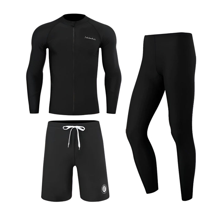 Short noir avec cordon blanc à la taille et logo rond "ICELAKEWHALE 1525" sur la jambe.