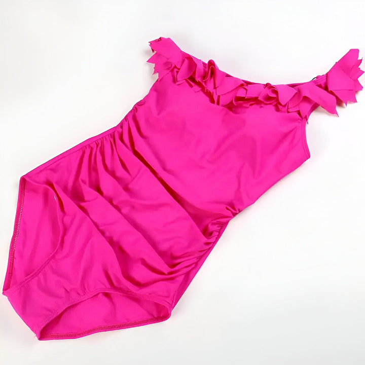 Maillot de bain une pièce rose vif avec volant sur l'épaule, fronces flatteuses sur le côté. Idéal pour la plage et la piscine.