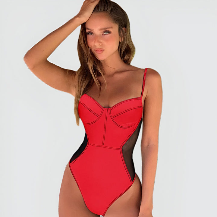 Maillot de bain une pièce rouge et noir avec bretelles, bustier préformé. Accessoires : petit sac jaune et fleur blanche. Mode été.