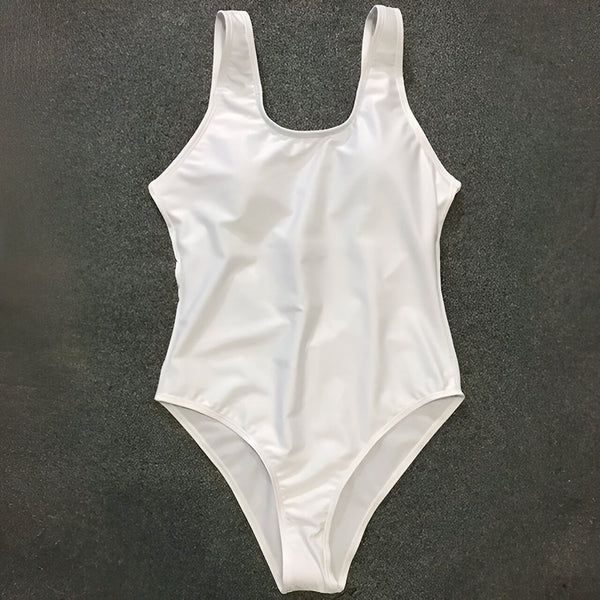 Vue de dos d'un maillot de bain une pièce rose avec bretelles et coques blanches intégrées.