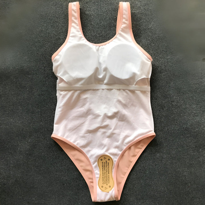 Image d'un maillot de bain une pièce rose pêche avec une encolure carrée et des bretelles larges. Idéal pour la plage ou la piscine.