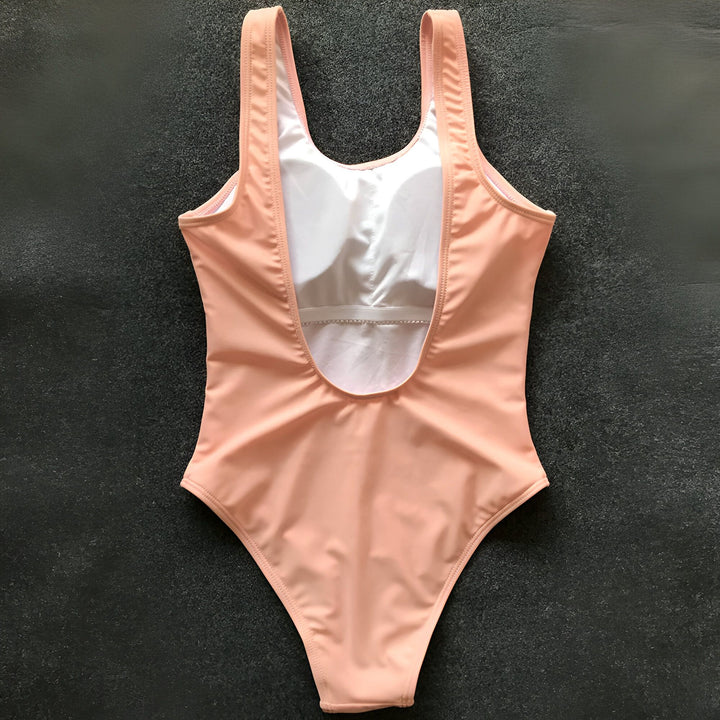 Maillot de bain une pièce blanc classique, idéal pour la plage ou la piscine. Design simple et élégant, parfait pour un look estival minimaliste.