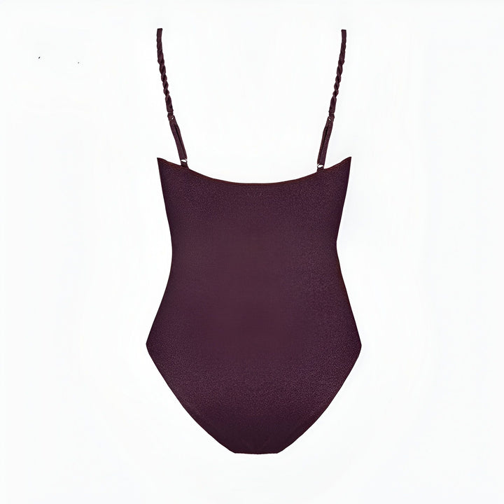 Maillot de bain une pièce noir avec des bretelles tressées et des fronces sur le devant, sur fond blanc.