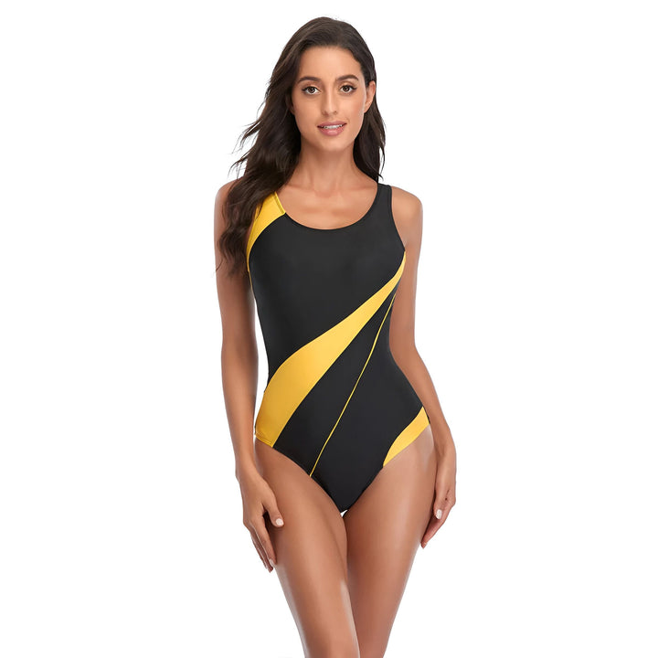 Maillot de bain une pièce noir et jaune sur mannequin. Vêtement de plage confortable et élégant. Idéal pour nager ou se détendre au bord de la piscine. Coupe flatteuse et design moderne.