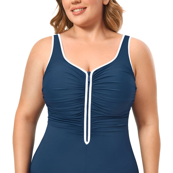 Femme souriante dans l'eau, portant un maillot de bain noir une pièce avec fermeture éclair blanche. Style estival, mode de bain, détente au soleil. Vacances à la piscine, bien-être.