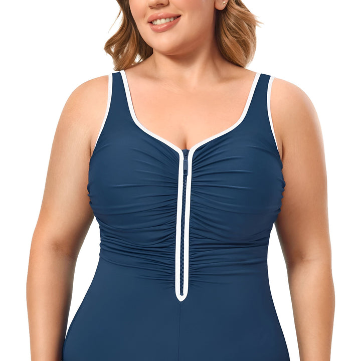 Femme souriante dans l'eau, portant un maillot de bain noir une pièce avec fermeture éclair blanche. Style estival, mode de bain, détente au soleil. Vacances à la piscine, bien-être.