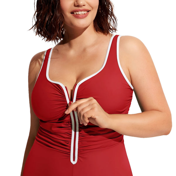 Vue arrière d'une femme portant un maillot de bain une pièce bordeaux avec des bordures blanches, montrant ses cheveux bouclés et son dos bronzé. Mode été, vêtements de plage, silhouette féminine.