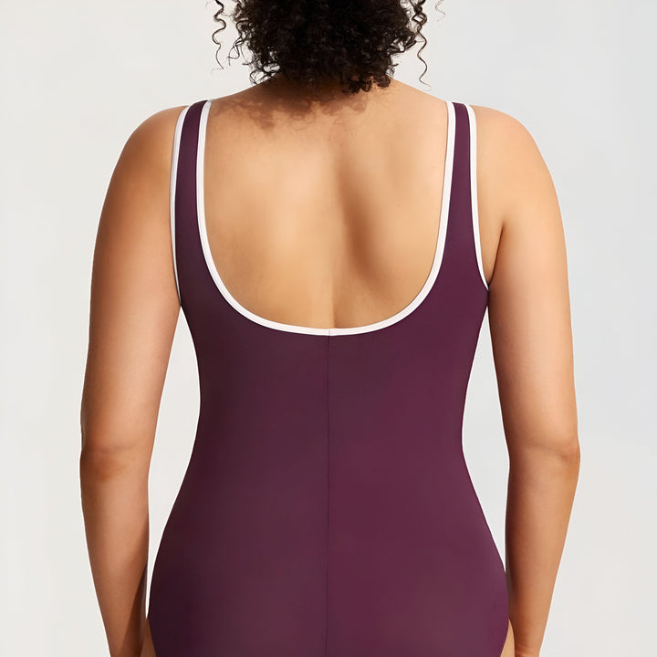 Gros plan d'une femme souriante en maillot de bain rouge avec fermeture éclair blanche. Maillot de bain tendance et confortable pour la natation.