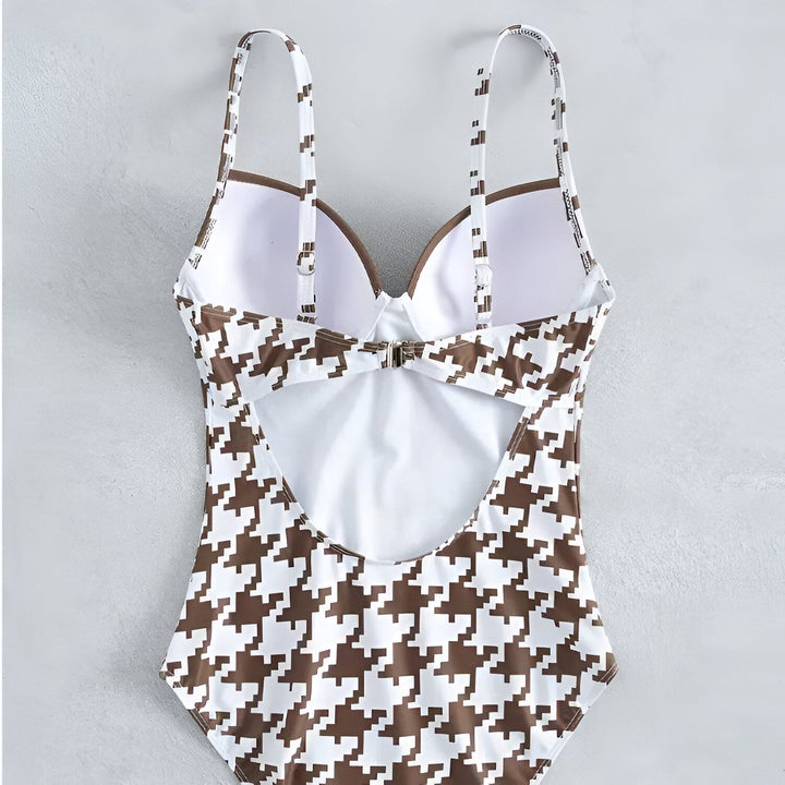 Vue arrière d'une femme portant un maillot de bain une pièce pied-de-poule marron et blanc. Le maillot a des bretelles et une fermeture dans le dos.