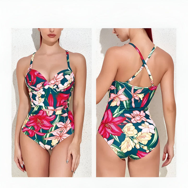 Image d'une femme portant un maillot de bain une pièce à imprimé floral tropical avec des fleurs roses et rouges sur un fond vert foncé.