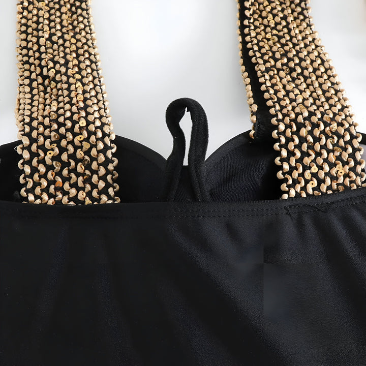 Maillot de bain une pièce noir, bretelles décorées, chapeau de paille avec lunettes de soleil. Style estival, mode plage, accessoires de vacances, prêt pour l'été, look tendance, indispensable pour la plage.
