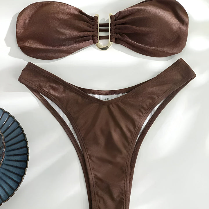 Maillot de bain deux pièces marron. Haut bandeau avec détail doré au centre, et bas échancré. Idéal pour l'été et la plage.