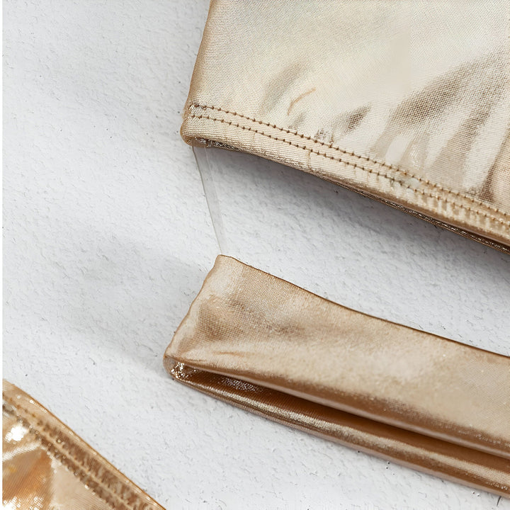 Maillot de bain doré une pièce. Haut asymétrique et culotte taille haute à découpe. Tissu brillant et luxueux, parfait pour un look estival chic.