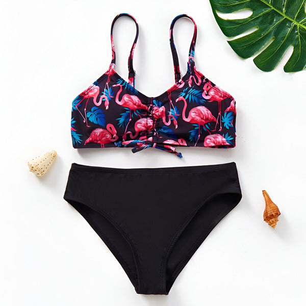 Gros plan sur le détail d'un maillot de bain noir, mettant en évidence la couture et la texture du tissu.