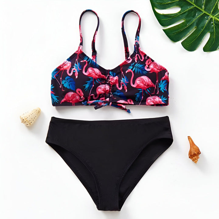 Gros plan sur le détail d'un maillot de bain noir, mettant en évidence la couture et la texture du tissu.