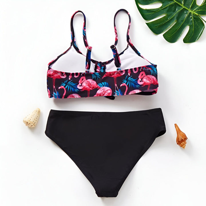 Gros plan d'un slip de bain noir sur un fond blanc uni. Le tissu lisse et les coutures discrètes accentuent la simplicité et l'élégance du vêtement. Idéal pour la mode estivale et les collections de maillots de bain.