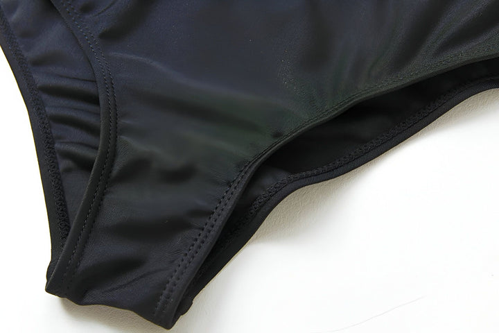 Ensemble de bikini deux pièces pour femme : haut imprimé flamants roses et bas de maillot noir, avec une feuille de palmier et des coquillages décoratifs. Vêtement de plage estival.