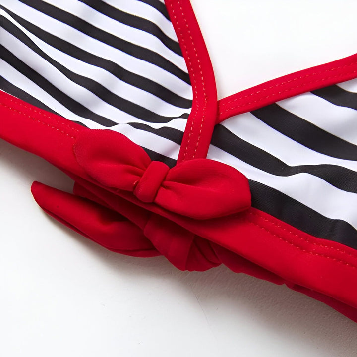 Détail d'un bas de maillot de bain à rayures noires et blanches. Couture apparente. Textile lisse et extensible.