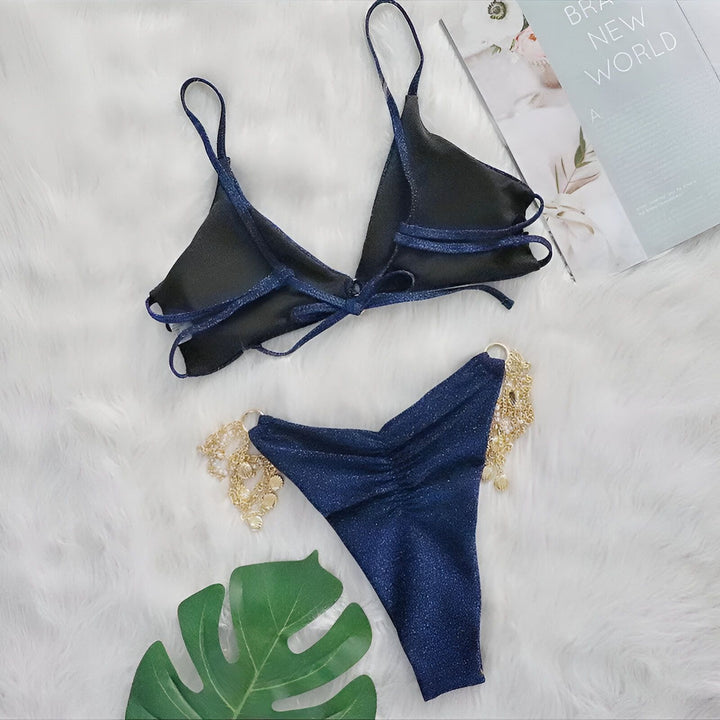 Culotte de bikini bleu scintillant avec bijoux dorés et feuille de monstera. Lingerie sexy et élégante. Vêtement de bain tendance.