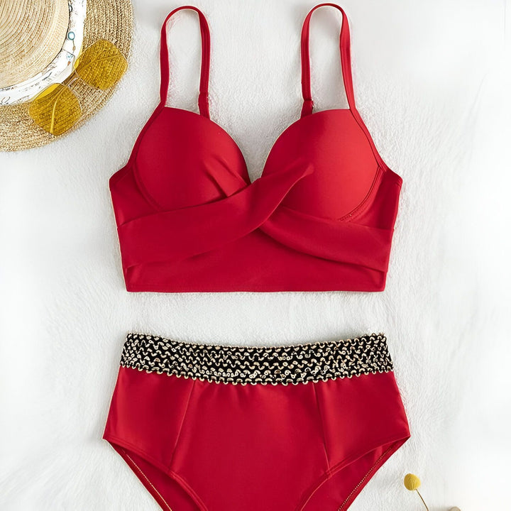 Gros plan d'un haut de bikini rouge vif, détail du soutien-gorge avec bretelles et texture douce. Idéal pour la mode estivale et les vacances à la plage.