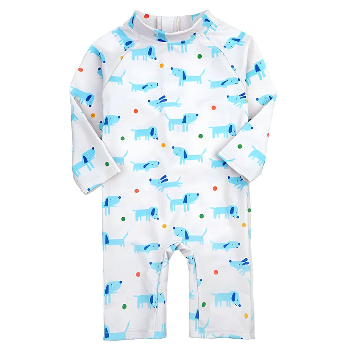 Un enfant souriant portant un maillot de bain une pièce et un chapeau assorti avec un motif de chiens bleus. Il tient un jouet dans ses mains. Parfait pour la plage ou la piscine.