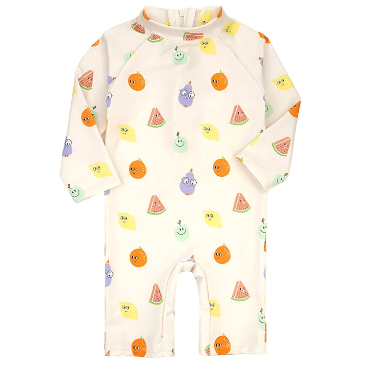 Deux enfants portant des maillots de bain et des chapeaux assortis, l'un avec un motif de fruits et l'autre avec un motif de chiens bleus. Mode enfantine pour la plage.