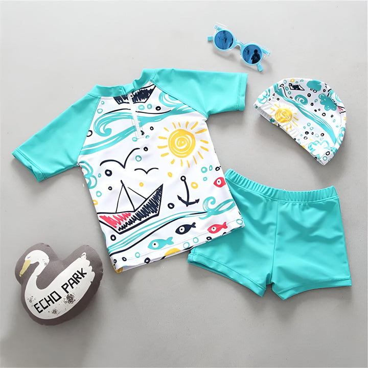 Gros plan sur un bonnet de bain blanc avec des motifs de vagues turquoise, de bateau à voile, de bulles et de soleils jaunes. Idéal pour les enfants.