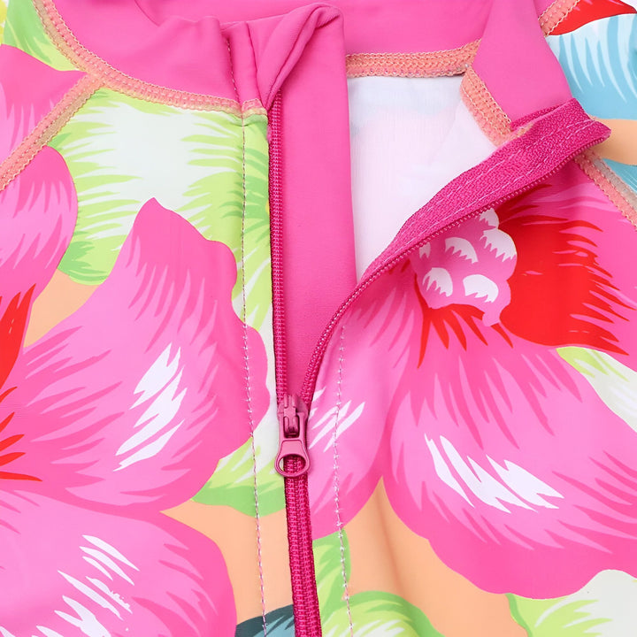 Gros plan d'un maillot de bain rose à fleurs avec une fermeture éclair ouverte.