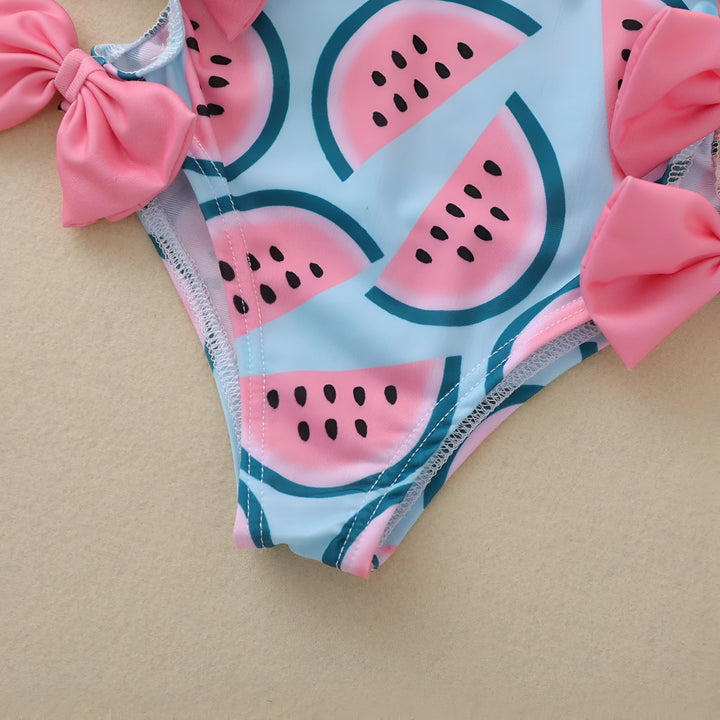 Culotte de bain pour bébé avec imprimé pastèque et nœuds roses. Vêtement d'été pour enfant, motif fruité et couleurs vives. Idéal pour la plage ou la piscine. Mode enfantine estivale.