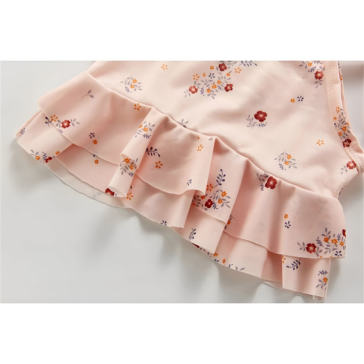 Combinaison bébé à volants avec motif d'oranges et un jouet girafe en bois. Idéal pour la mode enfantine et les vêtements de bébé.