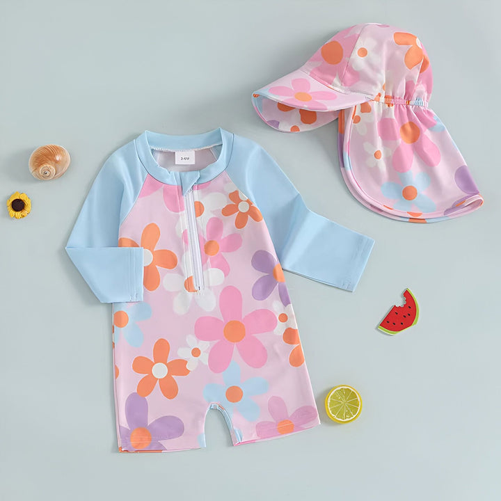 Combinaison de bain pour bébé 3-6 mois avec imprimé floral rose et orange et manches bleues, vue rapprochée.