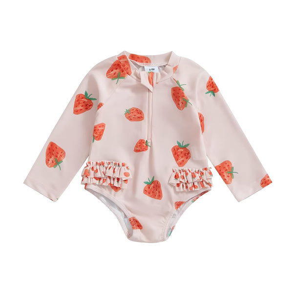Maillot de bain bébé rose à manches longues avec motif fraises, volants et accessoires de plage : lunettes de soleil, étoile de mer et citron vert.
