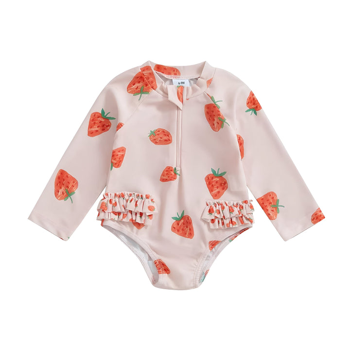 Maillot de bain bébé rose à manches longues avec motif fraises, volants et accessoires de plage : lunettes de soleil, étoile de mer et citron vert.