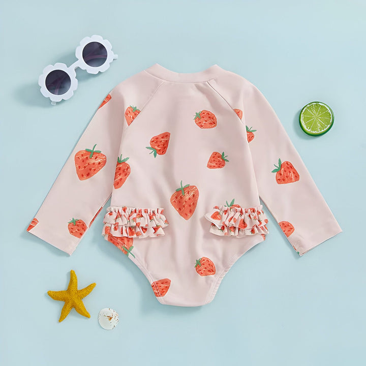 Maillot de bain bébé rose à manches longues, imprimé fraises et volants sur les côtés, pour enfant de 6 à 9 mois.