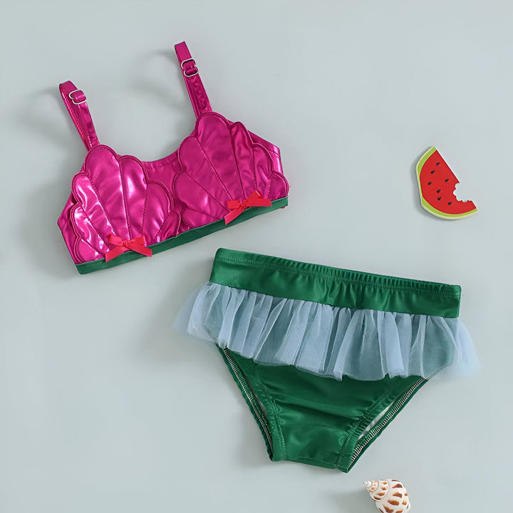 Maillot de bain enfant deux pièces, haut rose en forme de coquillage avec des noeuds, culotte de bain verte avec froufrou en tulle bleu clair, motif pastèque, coquillage. Costume sirène pour la plage ou la piscine.