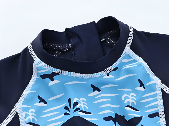 Gros plan sur la fermeture éclair d'un vêtement bleu marine avec des coutures blanches. Idéal pour la natation ou les sports nautiques.