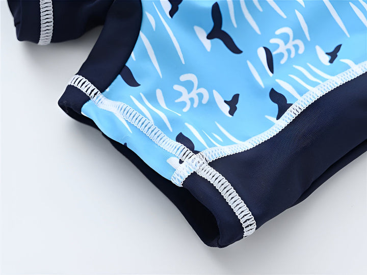 Gros plan d'un tissu bleu marine luxueux avec un motif côtelé subtil, drapé en plis élégants. Texture textile riche et sophistiquée.