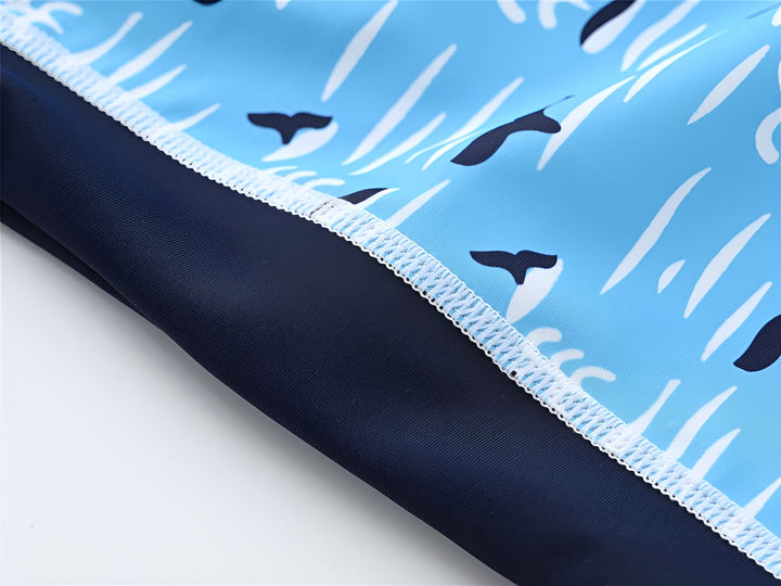 Combinaison de bain bleu marine pour enfants avec fermeture éclair au dos et coutures blanches. Vêtement de protection solaire pour la plage et la piscine.