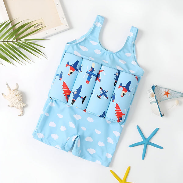 Maillot de bain enfant bleu ciel avec motif nuages et avions, incluant des flotteurs intégrés. Idéal pour la piscine et les vacances d'été.