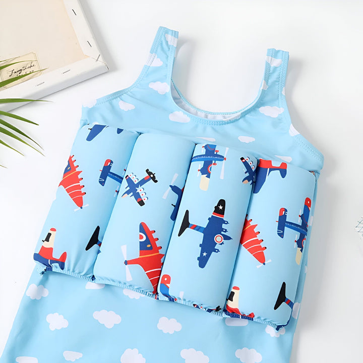 Maillot de bain une pièce pour enfants bleu ciel avec motifs d'avions et de nuages, aide à la flottabilité intégrée. Décorations marines, étoile de mer, coquillage. Idéal pour la piscine ou la plage. Vêtements pour enfant, sécurité aquatique.