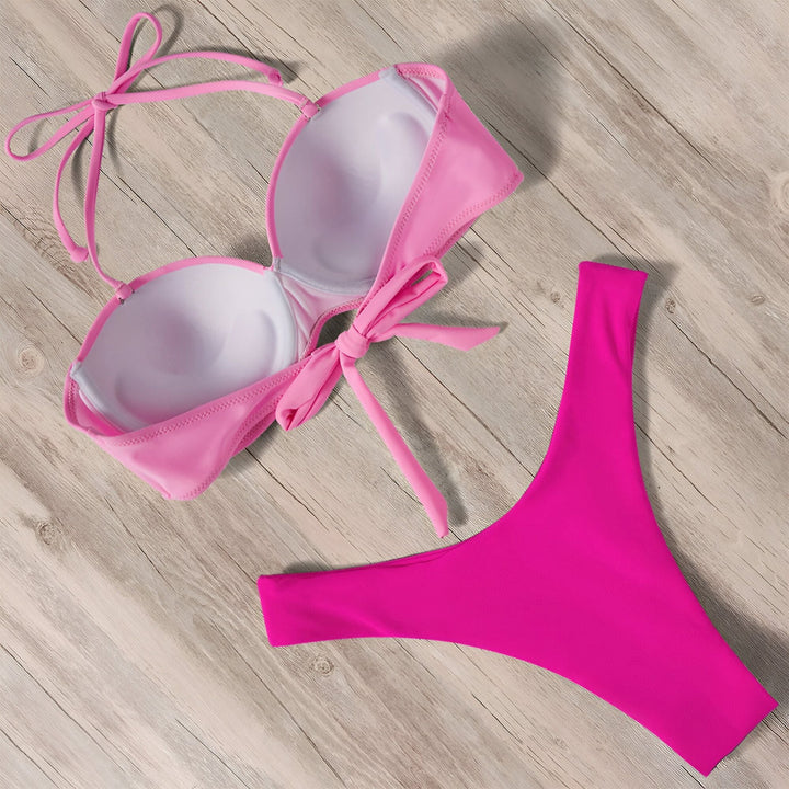 Gros plan d'un bas de maillot de bain rose vif. Détail de la couture et du tissu. Mode estivale, vêtements de plage tendance.