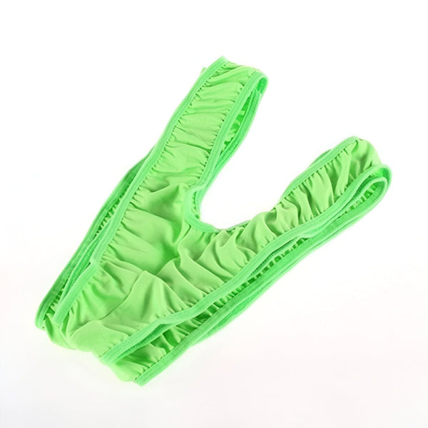 Culotte tanga verte en tissu plissé, sur fond blanc. Lingerie féminine.