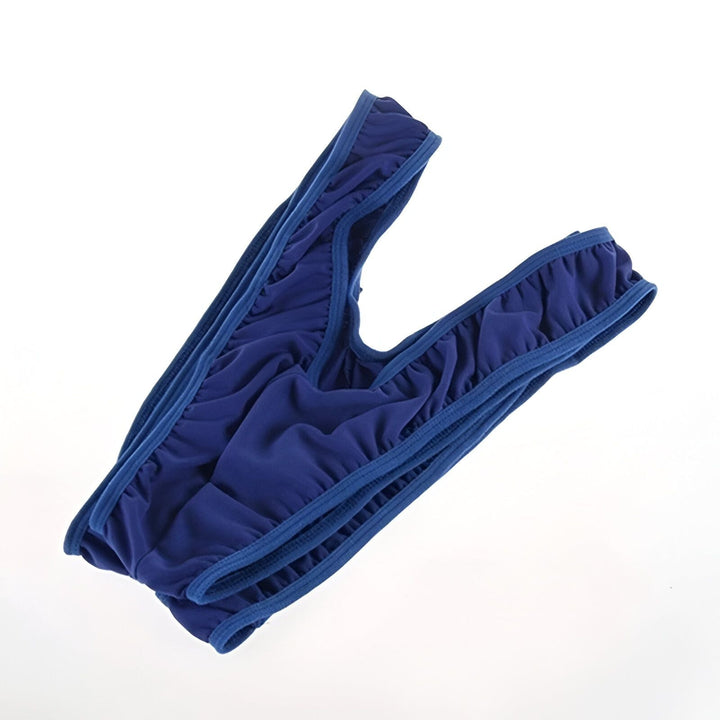 Slip pour homme noir sur fond blanc. Sous-vêtement masculin sexy et confortable. Lingerie masculine moderne et élégante.