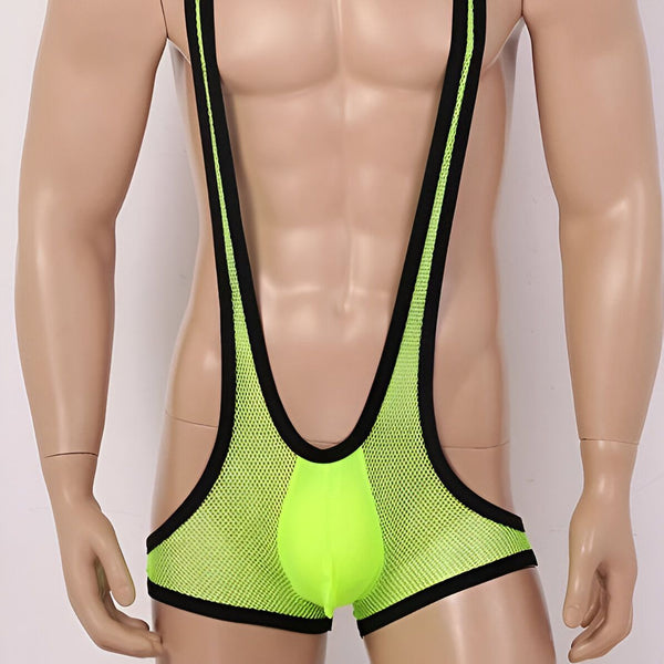 Mannequin portant une lingerie de corps masculine en maille blanche et bordures noires. Bretelles noires et coupe échancrée.