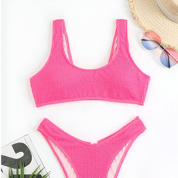 Ensemble de bikini texturé violet lilas, maillot de bain deux pièces avec chapeau de paille et lunettes de soleil tendance, style estival pour la plage et les vacances.