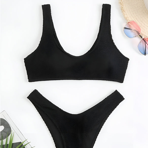 Ensemble de bikini blanc texturé avec un haut de soutien-gorge et un bas taille haute, accompagné de lunettes de soleil roses, d'un chapeau de paille et d'un magazine avec une plante. Idéal pour l'été et la plage.