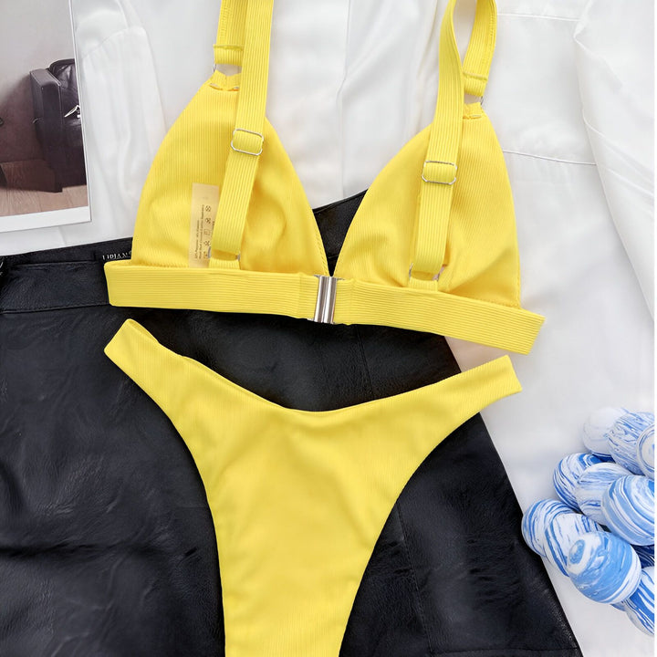 Gros plan d'une femme portant un bikini violet avec une veste blanche. Ensemble de bain tendance avec détails dorés. Mode estivale, vêtements de plage.