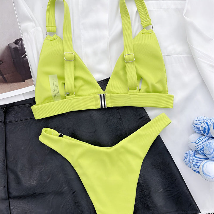 Image d'une femme portant un bikini turquoise côtelé et un blazer blanc. Style estival et élégant. Mode balnéaire.